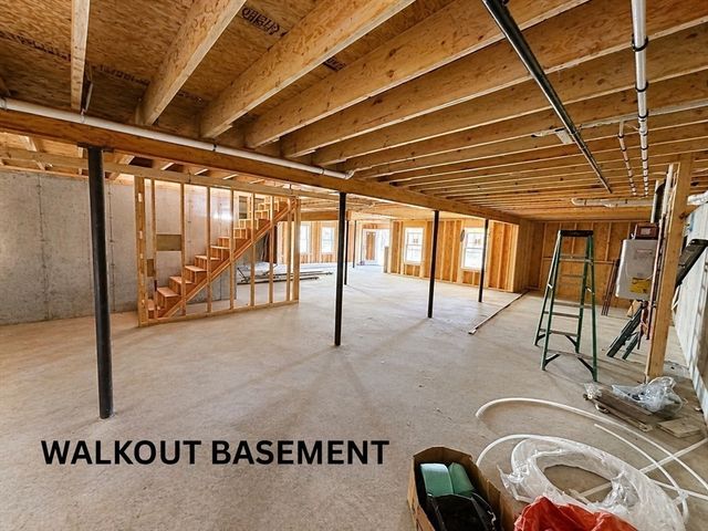 7 Weathervane Dr, Carver, MA 02330
