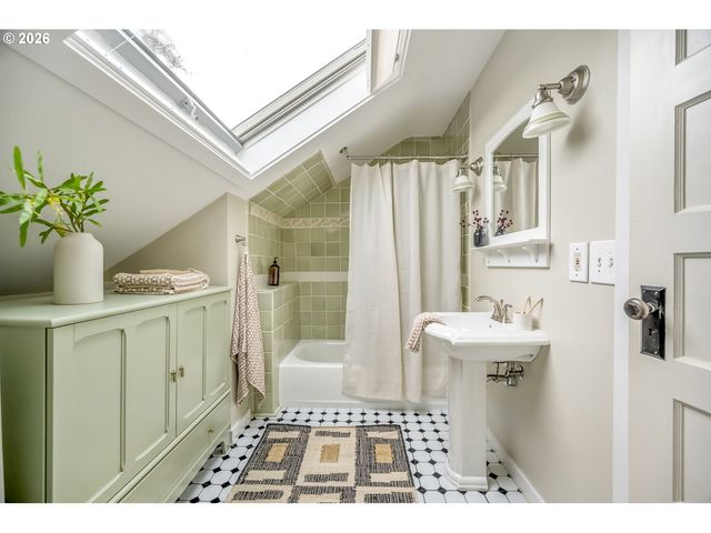 5905 N WILBUR Ave, Portland, OR 97217