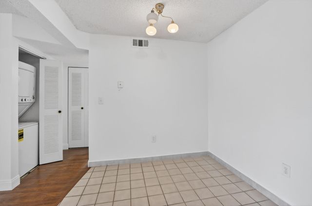 300 W Palm Cir Circle W 305, Pembroke Pines, FL 33025