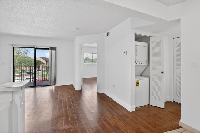 300 W Palm Cir Circle W 305, Pembroke Pines, FL 33025