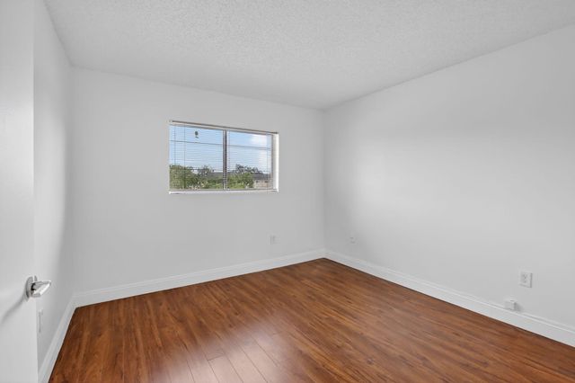 300 W Palm Cir Circle W 305, Pembroke Pines, FL 33025