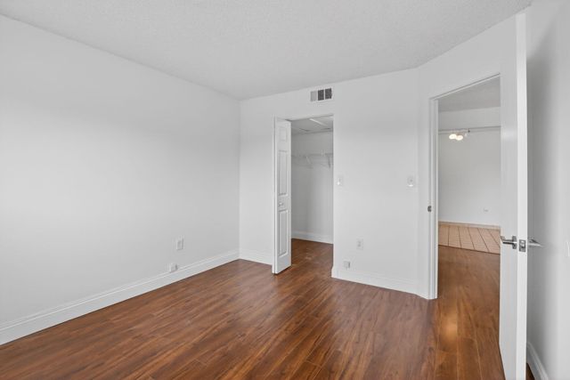 300 W Palm Cir Circle W 305, Pembroke Pines, FL 33025