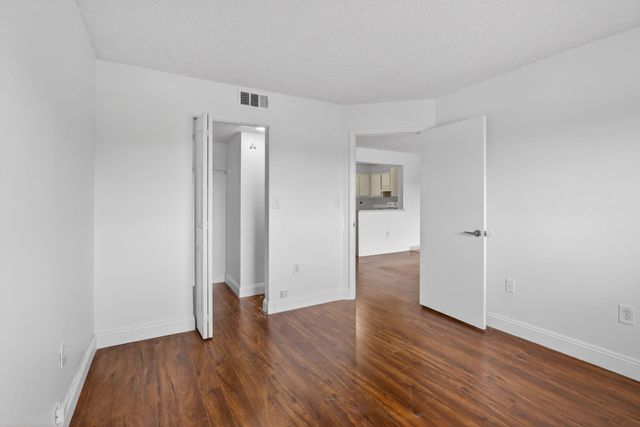 300 W Palm Cir Circle W 305, Pembroke Pines, FL 33025