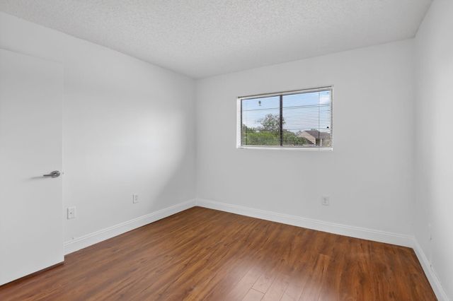 300 W Palm Cir Circle W 305, Pembroke Pines, FL 33025