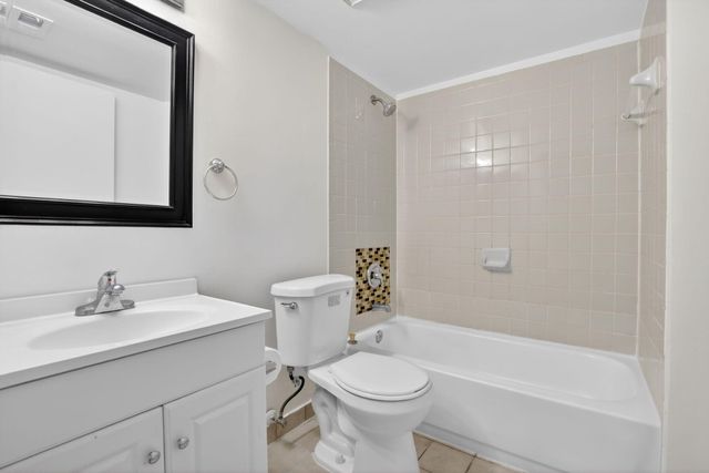 300 W Palm Cir Circle W 305, Pembroke Pines, FL 33025