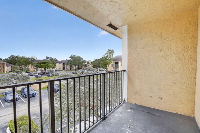 300 W Palm Cir Circle W 305, Pembroke Pines, FL 33025