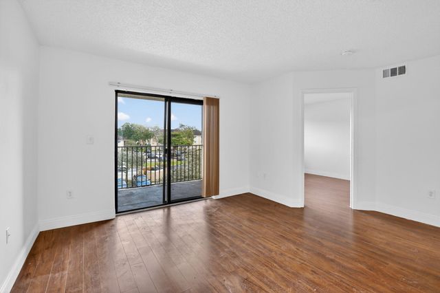 300 W Palm Cir Circle W 305, Pembroke Pines, FL 33025