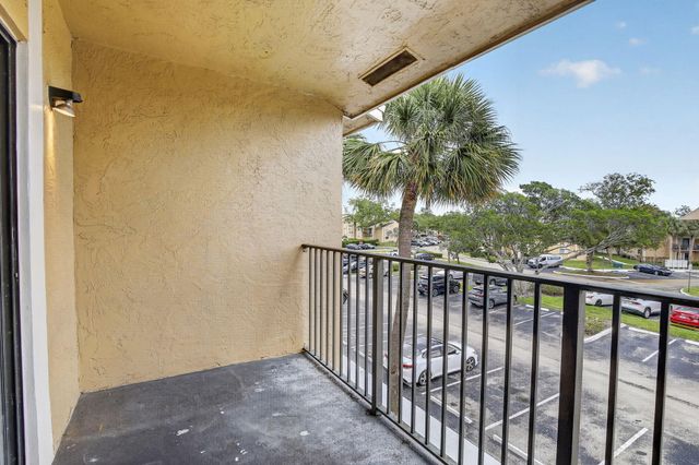 300 W Palm Cir Circle W 305, Pembroke Pines, FL 33025