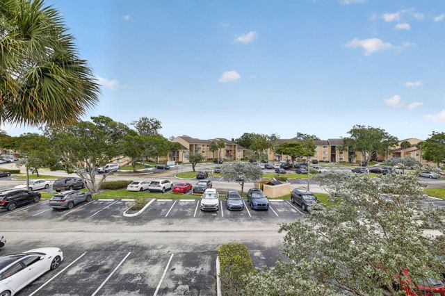 300 W Palm Cir Circle W 305, Pembroke Pines, FL 33025