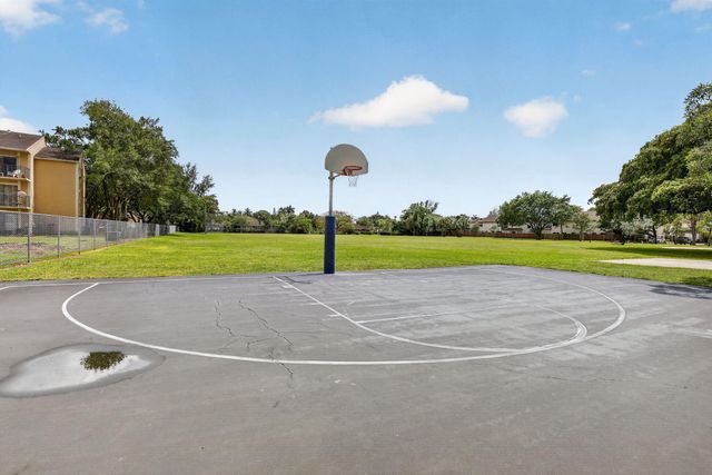 300 W Palm Cir Circle W 305, Pembroke Pines, FL 33025