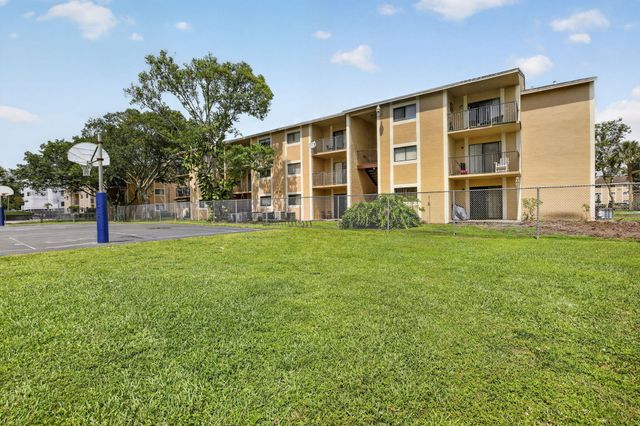 300 W Palm Cir Circle W 305, Pembroke Pines, FL 33025