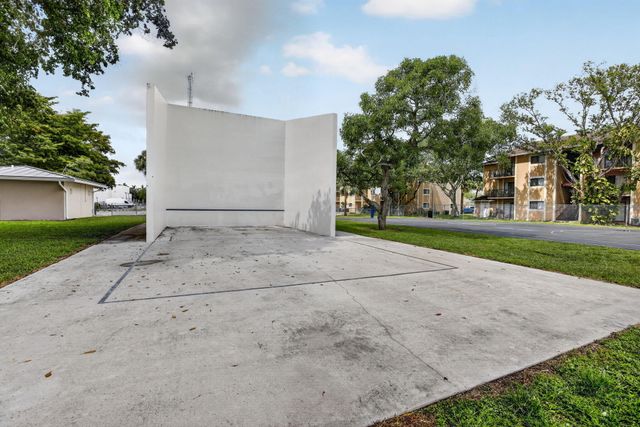 300 W Palm Cir Circle W 305, Pembroke Pines, FL 33025