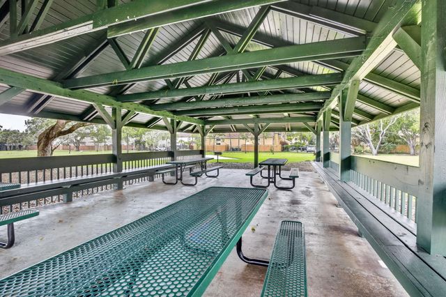 300 W Palm Cir Circle W 305, Pembroke Pines, FL 33025