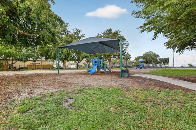 300 W Palm Cir Circle W 305, Pembroke Pines, FL 33025