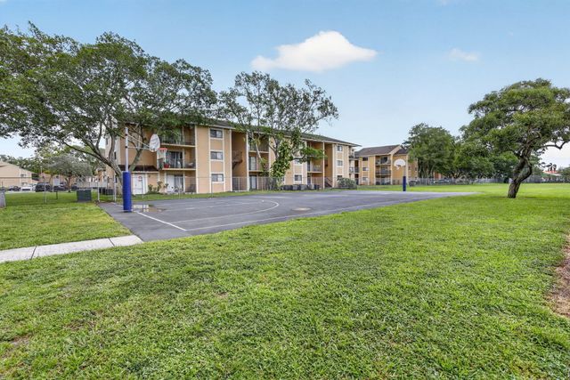 300 W Palm Cir Circle W 305, Pembroke Pines, FL 33025