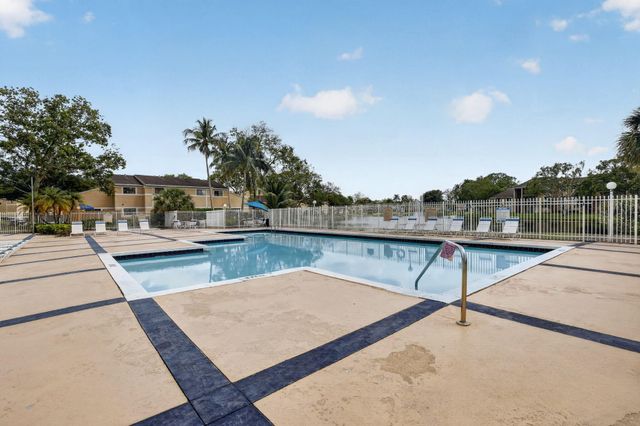 300 W Palm Cir Circle W 305, Pembroke Pines, FL 33025