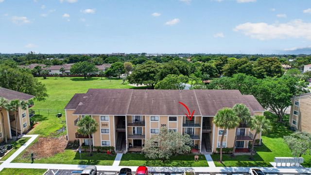 300 W Palm Cir Circle W 305, Pembroke Pines, FL 33025