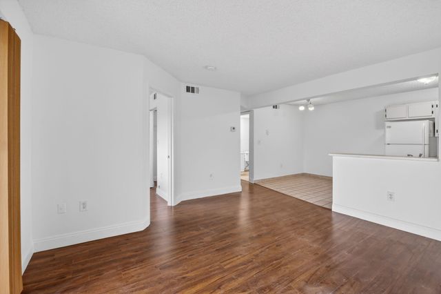 300 W Palm Cir Circle W 305, Pembroke Pines, FL 33025
