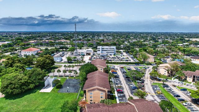 300 W Palm Cir Circle W 305, Pembroke Pines, FL 33025