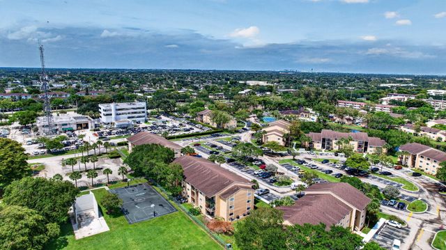 300 W Palm Cir Circle W 305, Pembroke Pines, FL 33025