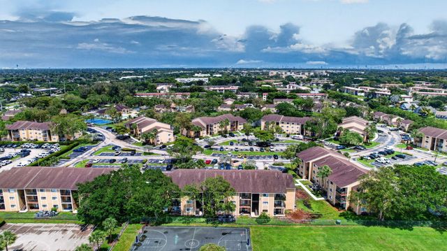 300 W Palm Cir Circle W 305, Pembroke Pines, FL 33025
