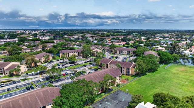 300 W Palm Cir Circle W 305, Pembroke Pines, FL 33025