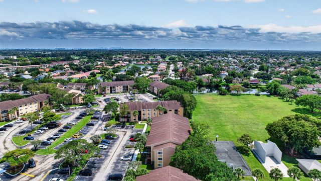 300 W Palm Cir Circle W 305, Pembroke Pines, FL 33025