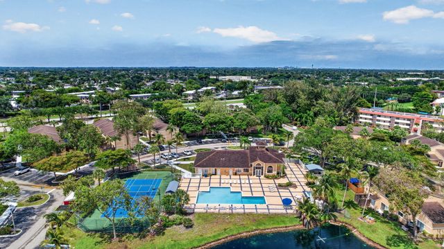 300 W Palm Cir Circle W 305, Pembroke Pines, FL 33025
