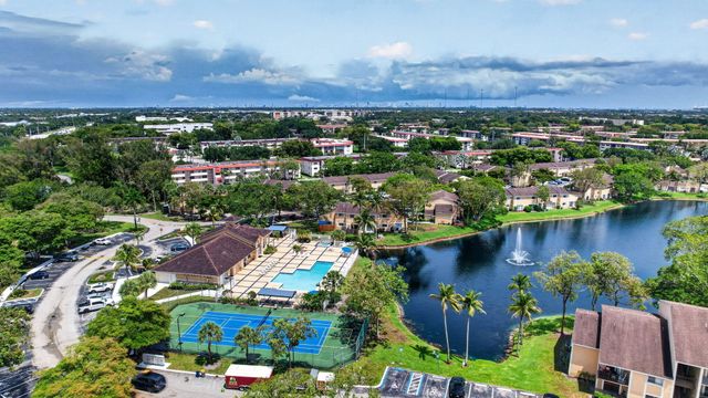300 W Palm Cir Circle W 305, Pembroke Pines, FL 33025