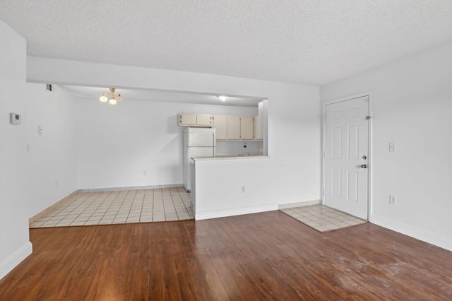 300 W Palm Cir Circle W 305, Pembroke Pines, FL 33025