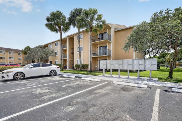 300 W Palm Cir Circle W 305, Pembroke Pines, FL 33025