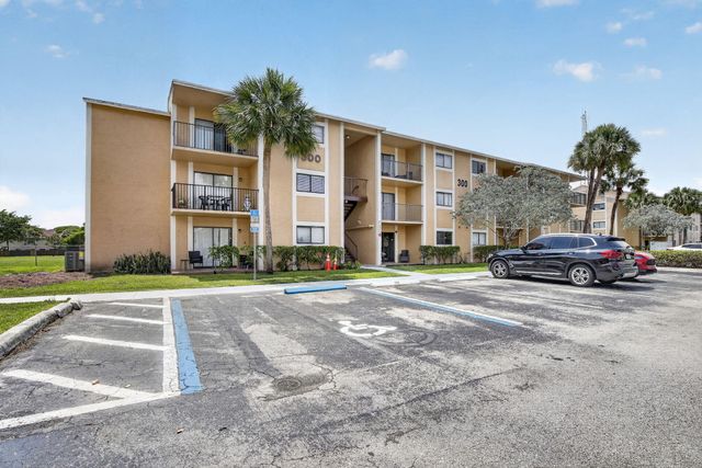 300 W Palm Cir Circle W 305, Pembroke Pines, FL 33025
