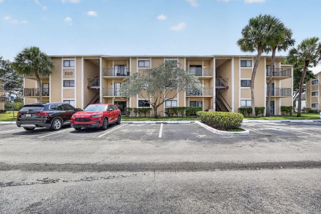 300 W Palm Cir Circle W 305, Pembroke Pines, FL 33025