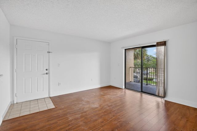 300 W Palm Cir Circle W 305, Pembroke Pines, FL 33025