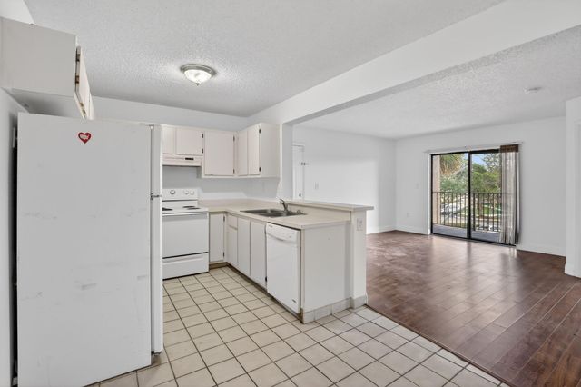 300 W Palm Cir Circle W 305, Pembroke Pines, FL 33025