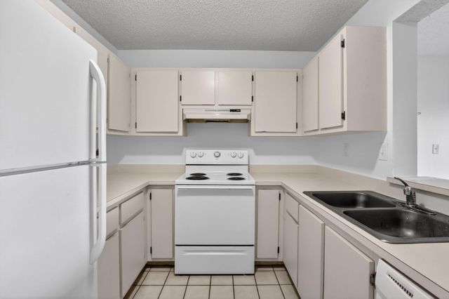 300 W Palm Cir Circle W 305, Pembroke Pines, FL 33025