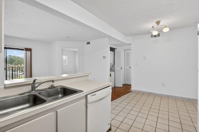 300 W Palm Cir Circle W 305, Pembroke Pines, FL 33025
