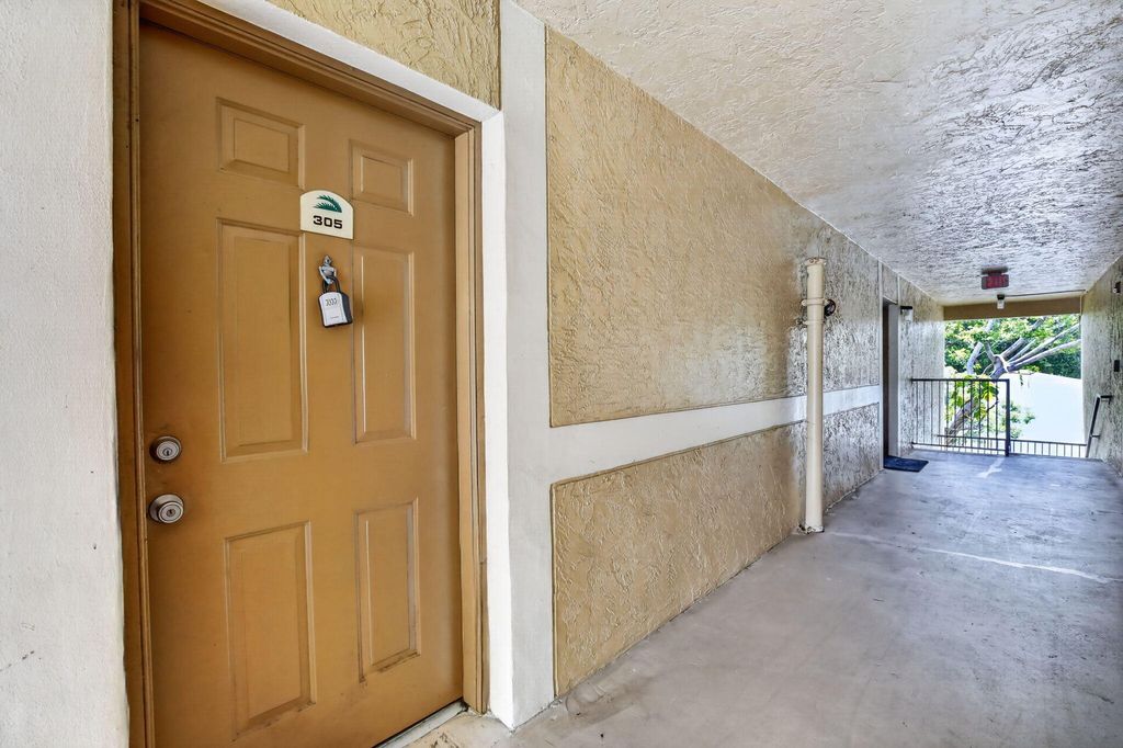 300 W Palm Cir Circle W 305, Pembroke Pines, FL 33025