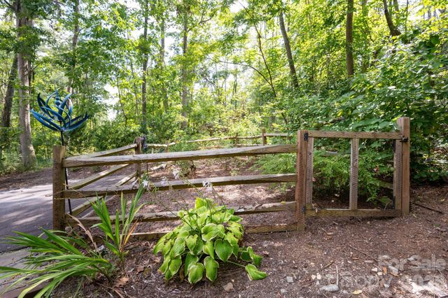 17 Bohemian Lane, Asheville, NC 28805