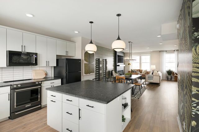 906 Woodlawn Avenue E, Saint Paul, MN 55116