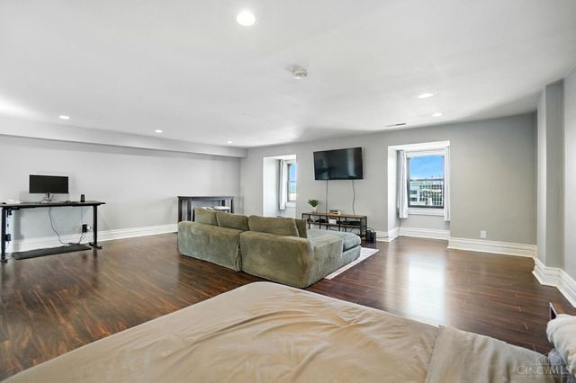 221 W Ninth Street, Cincinnati, OH 45202