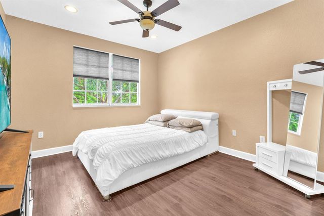 516 SW 147th Terrace 4-43, Pembroke Pines, FL 33027