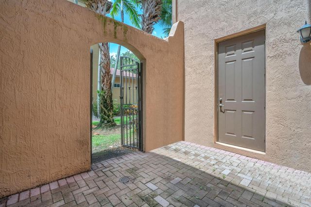 516 SW 147th Terrace 4-43, Pembroke Pines, FL 33027