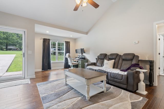 117 E Circle Dr, Burns, TN 37029