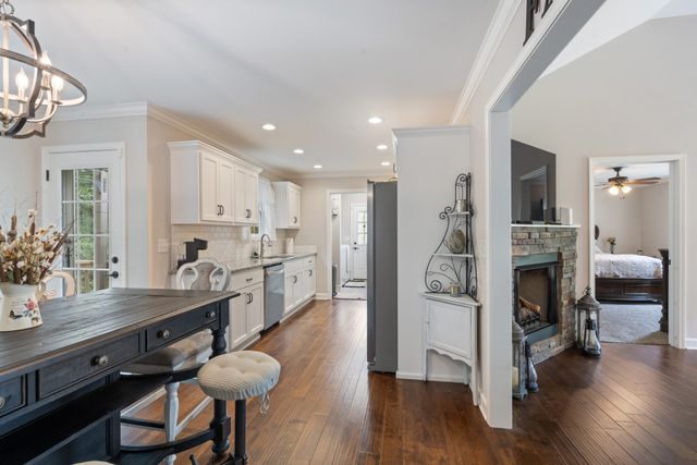 117 E Circle Dr, Burns, TN 37029
