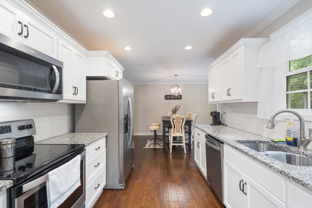 117 E Circle Dr, Burns, TN 37029