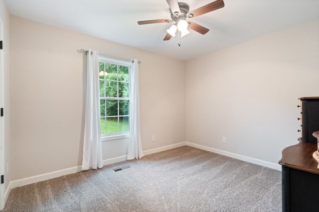 117 E Circle Dr, Burns, TN 37029