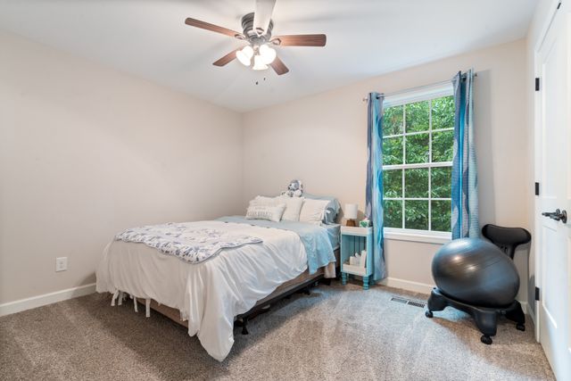 117 E Circle Dr, Burns, TN 37029