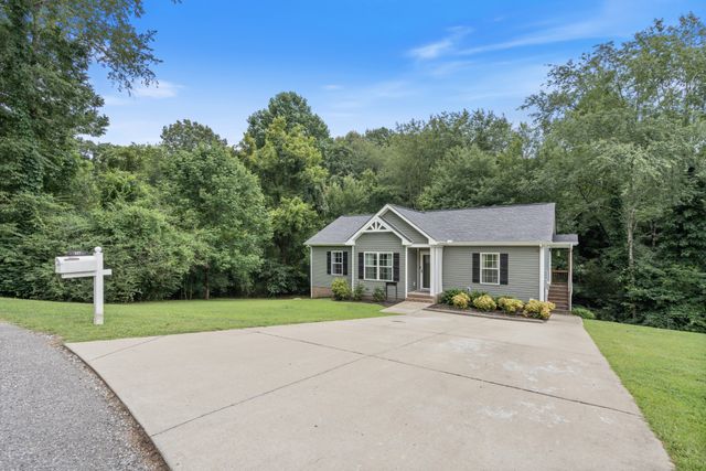 117 E Circle Dr, Burns, TN 37029