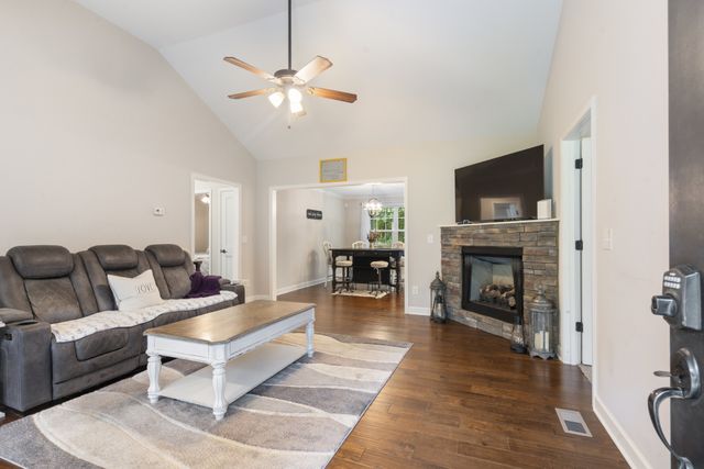 117 E Circle Dr, Burns, TN 37029